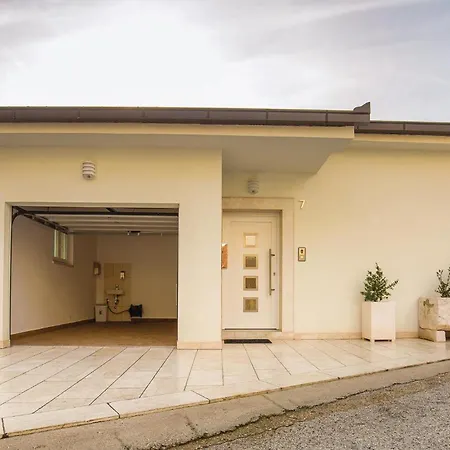 Feriehus Four-bedroom In Brist